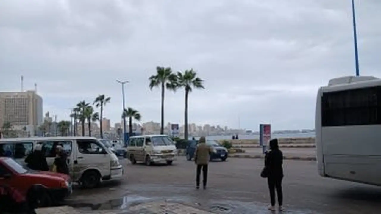 تقلبات جوية مفاجئة وهطول أمطار متفاوتة الشدة تضرب محافظة الإسكندرية وسط انخفاض درجات الحرارة